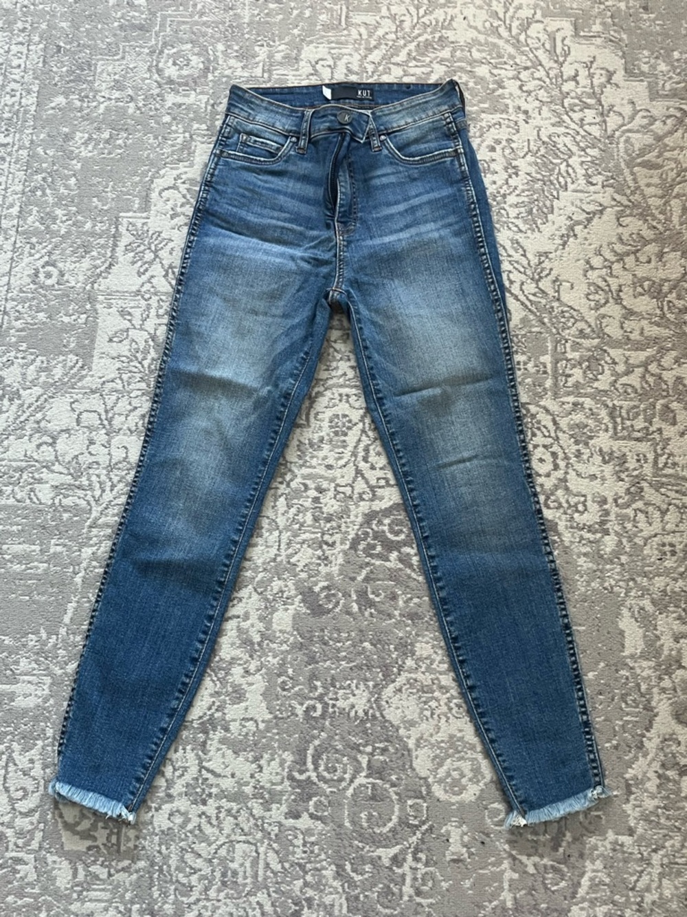 Kut from the Kloth Skinny Jeans in Medium Blue Wash